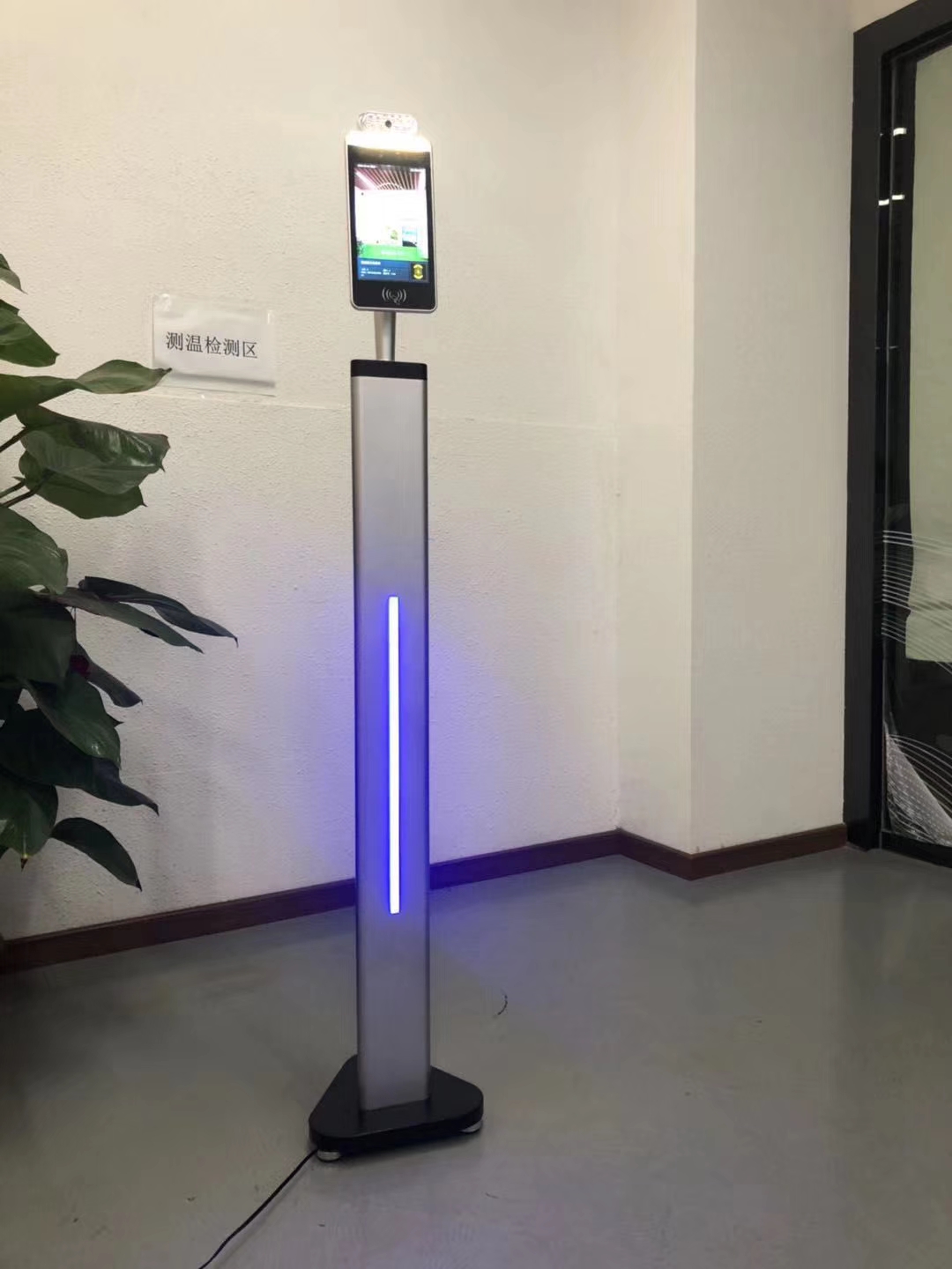 立式測(cè)溫人臉識(shí)別通行設(shè)備